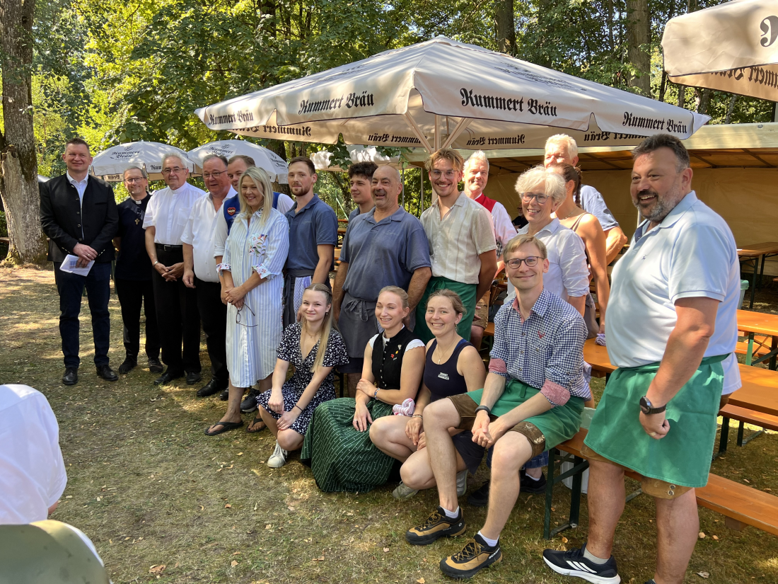 BGm mit Festwirten und Pfarrer Birner