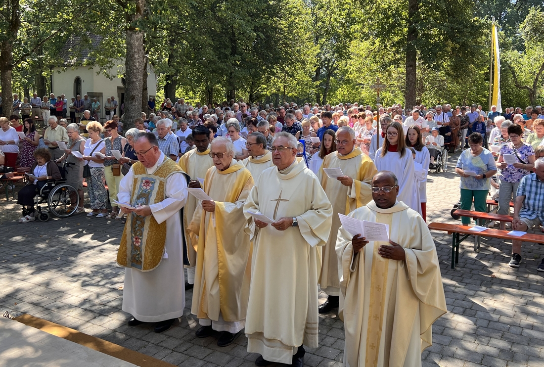 Besucher beim Seniorengottesdienst