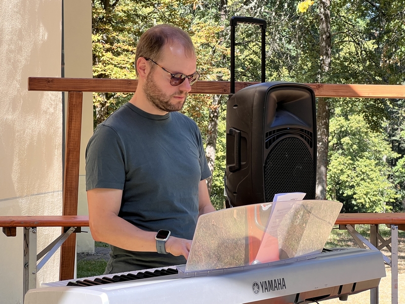 a die Orgel „sommerkrank“ war, spielte Dr. Christof Weiß am Vormittag am E-Piano unterm Sonnensegel.