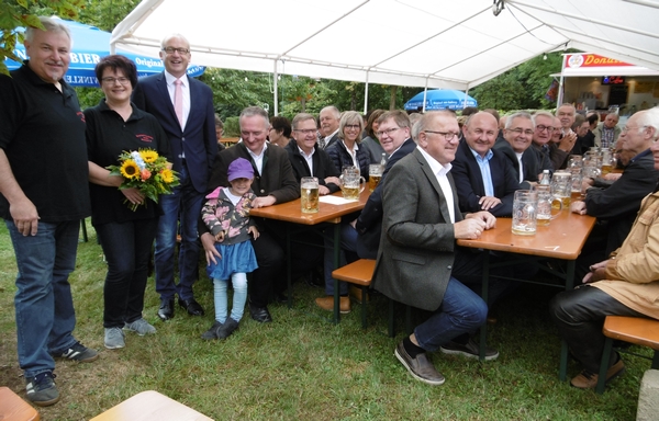 Emil und Doris Winkler mit dem Hahnbacher Bürgermeister Bernhard Linder und geladenen Gästen.