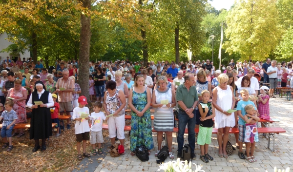 Besucher beim Gottesdienst