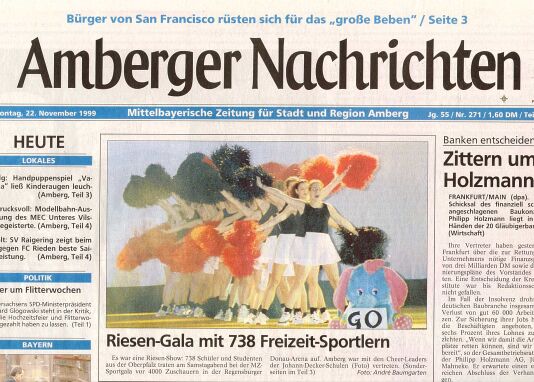 DJD-Cheerleader-Girls auf der Titelseite - klicken zum Vergr&ouml;&szlig;ern